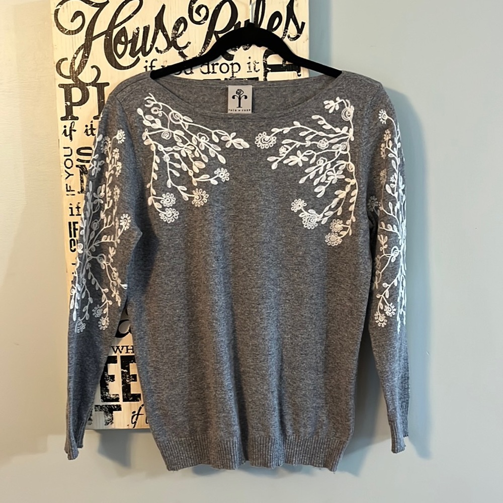 Rain & Rose Embroidered Sweater Size Medium Soft 3% Angora